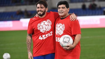 ROM01. ROMA (ITALIA), 12/10/2016.- La leyenda del f&Atilde;&ordm;tbol argentino Diego Armando Maradona (d) y su hijo Diego Armando Maradona jr. posan para una foto antes del partido de beneficencia &#039;Partido de la Paz- Unidos por la Paz&#039; hoy, mi&Atilde;&copy;rcoles 12 de octubre de 2016, que es promovido por la fundaci&Atilde;&sup3;n Escuelas del Encuentro, una organizaci&Atilde;&sup3;n impulsada por el papa Francisco, en el estadio Ol&Atilde;&shy;mpico en Roma (Italia). EFE/ALESSANDRO DI MEO 