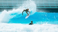 Surfista en URBNSURF Sydney, de Wavegarden Cove, abierto en abril del 2024.