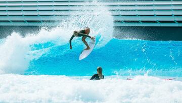 Surfista en URBNSURF Sydney, de Wavegarden Cove, abierto en abril del 2024.