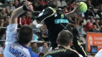 <b>FÁCIL. </b>Abalo lanza por encima de la defensa sin problema.