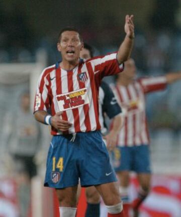 En su segunda etapa en el Atlético de Madrid actuó más como entrenador que como jugador de campo. Le gustaba corregir, distribuir y enseñar. Y precisamente eso, fue lo que le llevó a ser el gran entrenador que es hoy en el banquillo del mismo equipo en el que jugó.