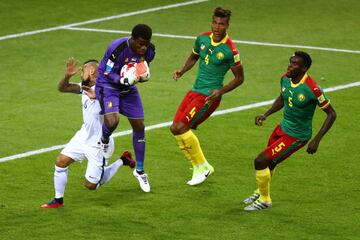 Soccer Football - Cameroon v Chile - FIFA Confederations Cup Russia 2017 - Group B - Spartak Stadium, Moscow, Russia - June 18, 2017   Chile’s Arturo Vidal in action with Cameroon’s Joseph Ondoa     REUTERS/Kai Pfaffenbach