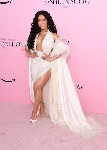 Asia Monet posa en la alfombra del Victoria's Secret Fashion Show 2025.