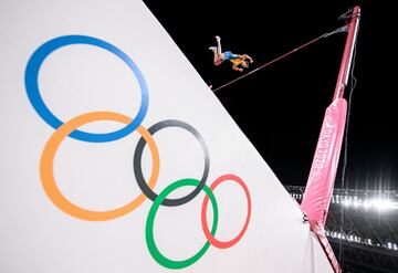 Armand Duplantis del equipo de Suecia compite en la final de salto con pértiga masculino el día once de los Juegos Olímpicos de Tokio 2020 en el Estadio Olímpico