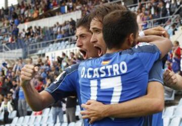 El centrocampista del Getafe, Michel Herrero, celebra junto a sus compañeros, Sergio Escudero y Diego Castro, su gol conseguido ante el Málaga, durante el partido de Liga de Primera División que los dos equipos disputan en el Coliseum Alfonso Pérez, en Getafe.