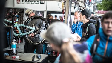 Tras las carreras el público visita el paddock para intentar conseguir fotos y firmas de los corredores y ver de cerca las bicis.