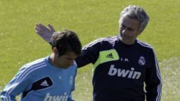 El t&eacute;cnico del Real Madrid, Jos&eacute; Mourinho (d), gasta una broma al defensa Coentrao durante el entrenamiento del equipo.