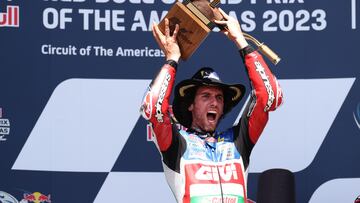 Austin (United States), 16/04/2023.- Spanish rider Alex Rins of the LCR Honda Castrol Team raises the first place trophy during the trophy ceremony of the MotoGP category race for the Motorcycling Grand Prix of The Americas at the Circuit of The Americas in Austin, Texas, USA, 16 April 2023 (Motociclismo, Ciclismo, Estados Unidos) EFE/EPA/ADAM DAVIS
