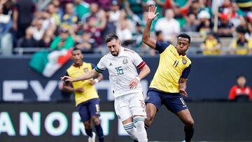 Mexico's midfielder Hector Herrera (C) controls the ball against Ecuador's forward Michael Estrada (R) during an international friendly football match between Mexico and Ecuador at Soldier Field in Chicago, Illinois June 5, 2022. (Photo by KAMIL KRZACZYNSKI / AFP)