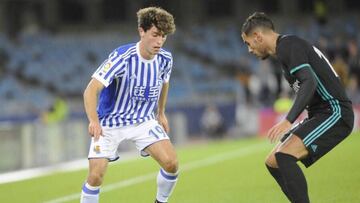 Theo disputa el bal&oacute;n con Odriozola. 