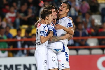 Luego de cuatro decepcionantes jornadas, Pachuca consiguió su primer triunfo del campeonato con una goleada. El equipo hidalguense se impuso 3-0 a Lobos BUAP y salió del fondo de la clasificación para darle un respiro a su entrenador, Pako Ayestarán. Esta versión de Pachuca es más coherente con el plantel que tienen y a la expectativa de sus aficionados, quienes quieren ver una vez a su club siendo protagonista. Del otro lado, nada diferente que no hayamos visto de Lobos BUAP o de un equipo dirigido por Juan Francisco Palencia, Los ‘Licántropos’ volverán al fondo de la tabla de cocientes esta semana como para no dejar de lado su drama con el tema del descenso. 