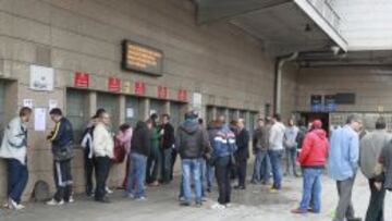 Varios aficionados retiran entradas en las taquillas del Calder&oacute;n en una imagen de archivo.