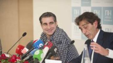 Jordi Cases, izquierda, y su abogado, Felipe Izquierdo, durante la rueda de prensa que ofrecieron.