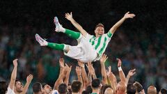 SEVILLA, 06/06/2023.- El centrocampista Joaquín Sánchez es manteado por sus compañeros tras su partido de homenaje entre una selección de futbolistas y exfutbolistas del Real Betis y una Selección de Leyendas del fútbol, este martes en el estadio Benito Villamarín, en Sevilla. EFE/Jose Manuel Vidal
