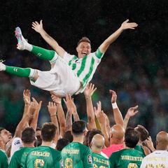 Andrés Guardado jugó en el partido homenaje del Betis a Joaquín