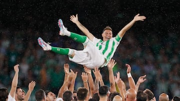 SEVILLA, 06/06/2023.- El centrocampista Joaquín Sánchez es manteado por sus compañeros tras su partido de homenaje entre una selección de futbolistas y exfutbolistas del Real Betis y una Selección de Leyendas del fútbol, este martes en el estadio Benito Villamarín, en Sevilla. EFE/Jose Manuel Vidal
