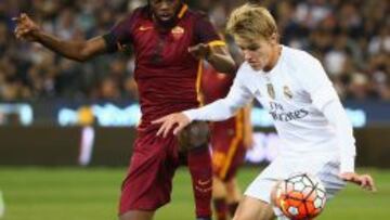 Martin Odegaard, con Gervinho.