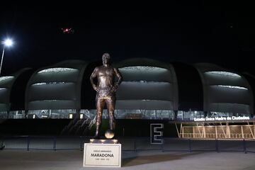 La estatua mide cinco metros de altura siendo la más alta dedicada al astro argentino. Está ubicada el acceso este del Estadio Único de Santiago del Estero y realizada por Carlos Benavidez. El 'Pelusa' se encuentra con las manos en la cintura y la mirada y el pecho al frente. 