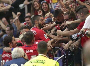 El extremo belga del Atlético de Madrid Yannick Carrasco celebra con los aficionados su gol marcado ante el Sevilla 