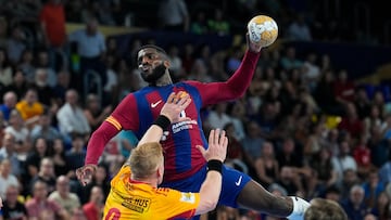 Dika Mem lanza marcado por Henrik Jakobsen, del GoG, durante el partido disputado en el Palau Blaugrana.