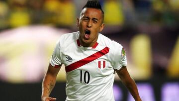 Christian Cueva celebra un gol con la selecci&oacute;n de Per&uacute;.