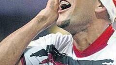 Alves amplía su contrato con el Sevilla hasta 2012