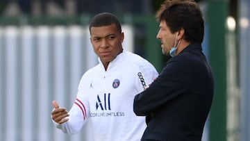 Paris Saint-Germain&#039;s Brazilian sporting director Leonardo speaks with Paris Saint-Germain&#039;s French forward Kylian Mbappe prior to a training session at the Camp des Loges Paris Saint-Germain football club&#039;s training ground in Saint-Germain