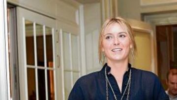 <b>DIVA. </b>Sharapova, en el Hotel Palace. Abajo, Juan Reque con Federer.