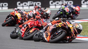 Márquez dejó pasar a Acosta para que le subiera la presión del neumático.