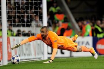 Cristiano Ronaldo celebra el 0-1 tras un tiro lejano que el portero Heurelho Gomes no supo atrapar, durante el partido de vuelta de los cuartos de final de la Champions League 10/11. 