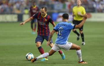 Jornada 2. MÁLAGA-BARCELONA  
Iniesta conduce un balón.