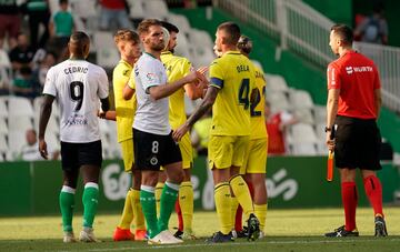 Fausto Tienza saludando a los jugadores del Villarreal B