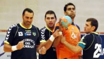 La defensa del Cangas, efectiva.