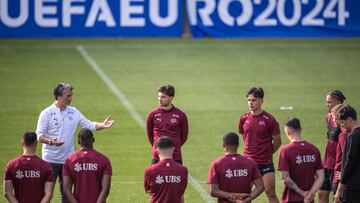 Yakin da ¨®rdenes a sus jugadores durante un entrenamiento de Suiza.