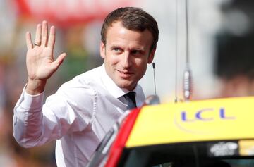 Emmanuel Macron, presidente de la república francesa, en la línea de meta de la 17ª etapa del Tour de Francia. 