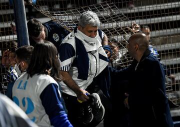 El partido se tuvo que detener a los nueve minutos de juego por graves incidentes tanto dentro como fuera del estadio. Hinchas del Lobo que quedaron afuera se enfrentaron con la policía, que reprimió de manera abrupta.  El humo de los gases lacrimógenos ingresó al estadio