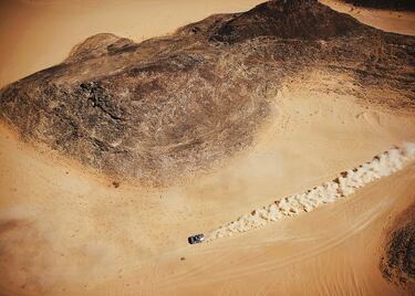 Arabia se prepara para otro Dakar con el recuerdo de cómo empezó el anterior. Un ‘waypoint’ problemático provocó el caos en la primera etapa y redujo la batalla de los coches a un duelo entre Al Attiyah y Loeb. “Si tanta gente se ha equivocado debe haber algo mal, no somos todos idiotas”, dijo Sainz tras ceder dos horas.