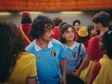 La selección belga presentó ayer la camiseta homenaje al personaje de cómic Tintín, todo un icono de la cultura popular del país. La equipación, que será utilizada en los partidos como visitante de Bélgica, lleva los mismos
colores que viste el periodista creado por el dibujante Hergé: camiseta azul con cuello blanco y pantalón marrón.