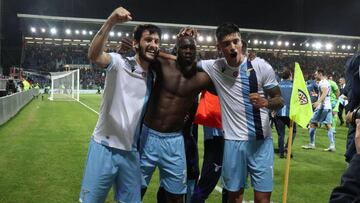 Luis Alberto, Caicedo y Correa celebran la victoria de la Lazio en Cerdeña.