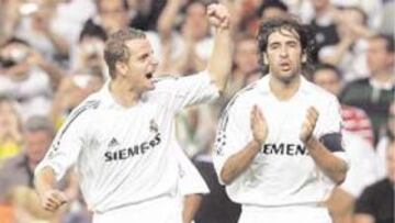 <b>RAÚL Y SOLDADO</b>. El gran capitán celebra el gol de la última perla de la cantera del Madrid.