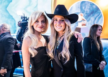 Kelsea Ballerini y Lainey Wilson durante la gala de los Premios Grammys 2025 celebrados en Los Ángeles.