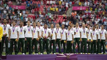 
Cuando no se esperaba mucho de esta selección en Londres 2012, el 'Tricolor' se encargó de darle la primera medalla a México en futbol en unos Juegos Olímpicos. Al instalarse en la final, la selección mexicana ya había asegurado una presea, pero los dirigidos por Tena querían la gloria. En la final apareció Oribe Peralta para comandar el triunfo sobre Brasil y así el combinado azteca se coronó en Wembley.