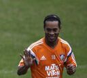 Ronaldinho es ovacionado en su primer entrenamiento en el Flu