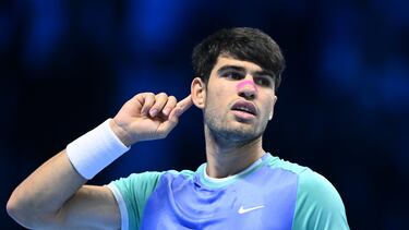 Carlos Alcaraz gesticula durante su partido frente a Andrey Rublev en Turín.
