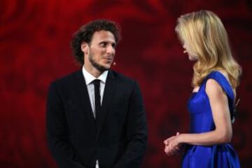 Diego Forlan habla con la presentadora Natalia Vodianova durante el sorteo de la fase previa para el mundial de Rusia 2018.