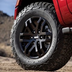 ¿En qué eje del automóvil se deben colocar dos llantas nuevas?