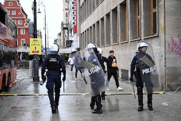 La policía polaca vigila las calles de Breslavia, donde se concentran las aficiones del Betis y del Chelsea, a pocas horas del inicio de la final.
