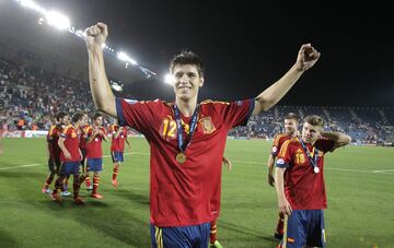 En 2011, se proclamó campeón del Europeo sub-21 al ganar a Italia en la final. Además, fue una de las estrellas del torneo al acabar como bota de oro al alcanzar la mayor cifra de goles nunca antes conseguida: 6 goles.