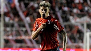 Rigoni celebra su gol contra Racing en el Clásico de Avellaneda.