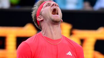 Alejandro Davidovich Fokina celebra su victoria contra Jakub Mensik en el Open de Australia.